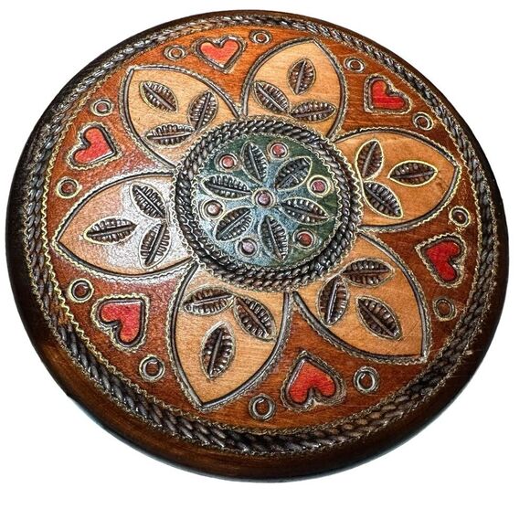 Vtg Wood carved flower heart painted trinket jewelry box. 5 in across 2 in tall - Picture 1 of 6